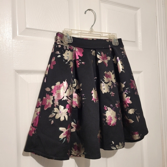 Floral Mini Skirt - Picture 2 of 7